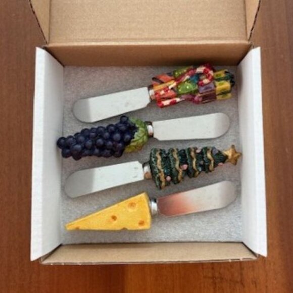 Round Charcuterie Board with Lid (5 Compartments) and (4) Festive Serving Knives - Picture 2 of 5